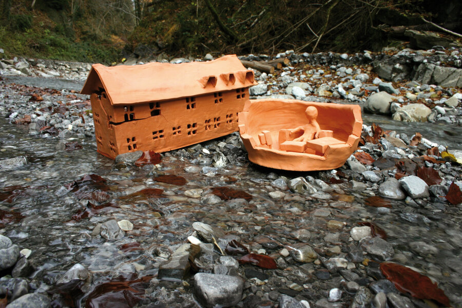 Bach mit fliessendem Wasser sowie einem Miniaturtonhaus und einer Miniaturtonperson | © Aqua Mühle Vorarlberg gGmbH