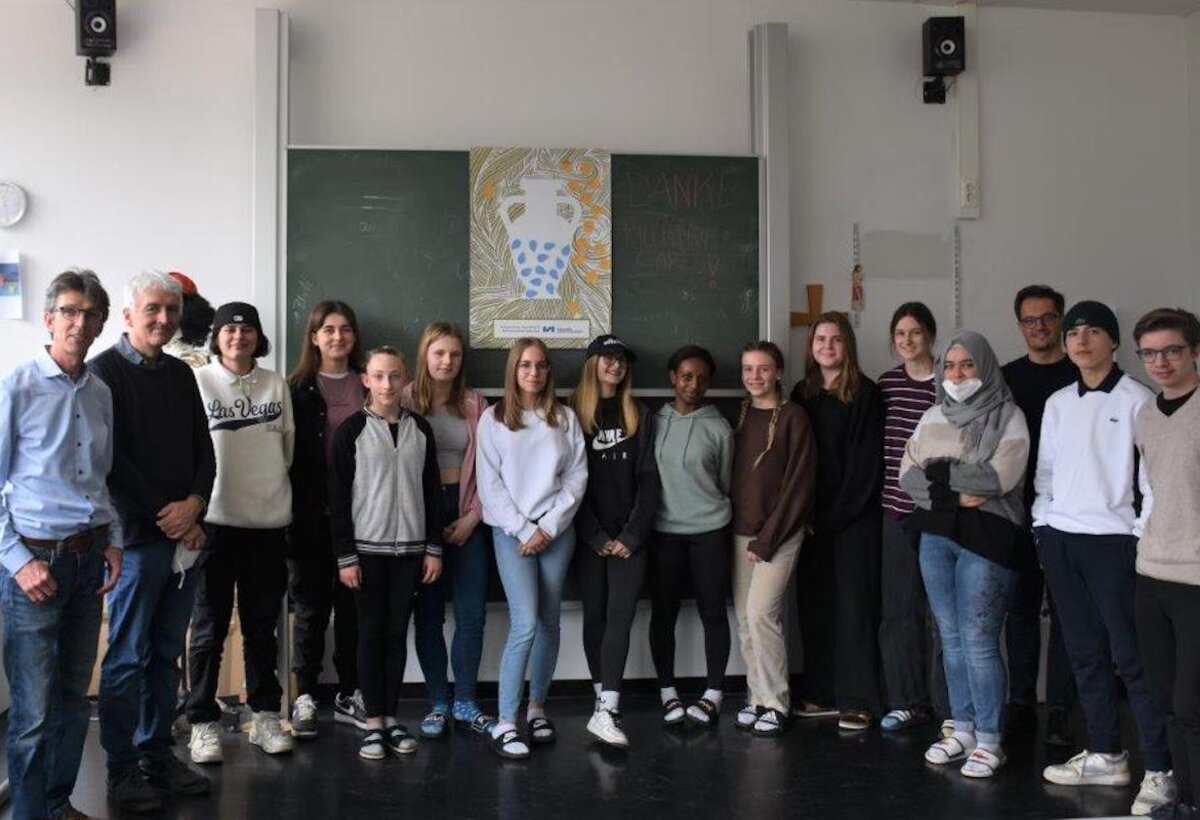 Palliative Care goes school: Insgesamt 500 Vorarlberger Schüler:innen wurden für palliative Themen wie Trauer, Krankheit und Tod sensibilisiert. | © FHV Eine Schulklasse steht vor einer Tafel | © FHV