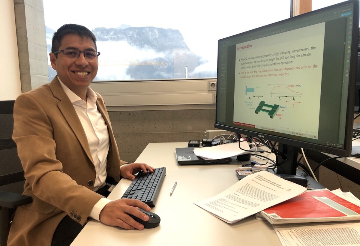 Miguel Ramírez-Barrios ist im Rahmen eines JESH-Stipendium für ein halbes Jahr an der FHV und erforscht neue Bereiche der Schwingungstechnik. ©FHV | © FHV/Raphaela Lechleitner Ein Mann sitzt vor seinen Computer und blickt in die Kamera. | © FHV/Raphaela Lechleitner
