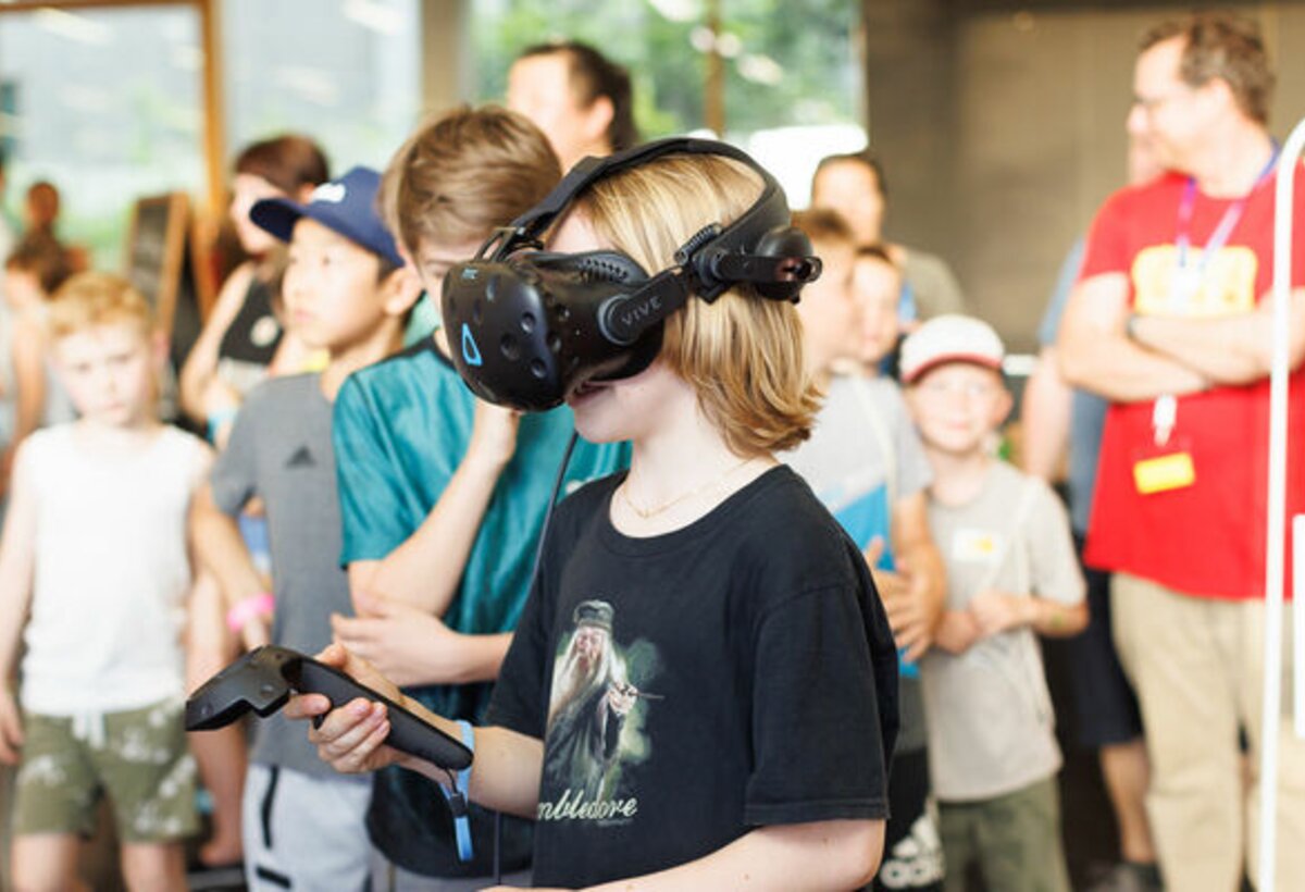 Breites Forschungsspektrum an 100 „Mitmachstationen“ präsentiert Die Lange Nacht der Forschung (LNF) ist Teil einer nationalen Veranstaltungsreihe und als solche auch größtes Event für Wissenschaftskommunikation in Österreich. Speziell junge Menschen nutzten die Gelegenheit, bei der LNF Vorarlbergs Forschung und Wissenschaft hautnah zu erleben, Neues auszuprobieren und so ihre Talente zu entdecken. Das Event feierte heuer sein zehnjähriges Jubiläum. Es bietet Besucher:innen die Gelegenheit, eine Nacht lang Wissenschafter:innen bei ihrer Arbeit über die Schulter zu blicken. | © LNF/Lisa Mathis Das Bild zeigt ein Junge mit einer VR-Brille und einem Joystick. | © LNF/Lisa Mathis