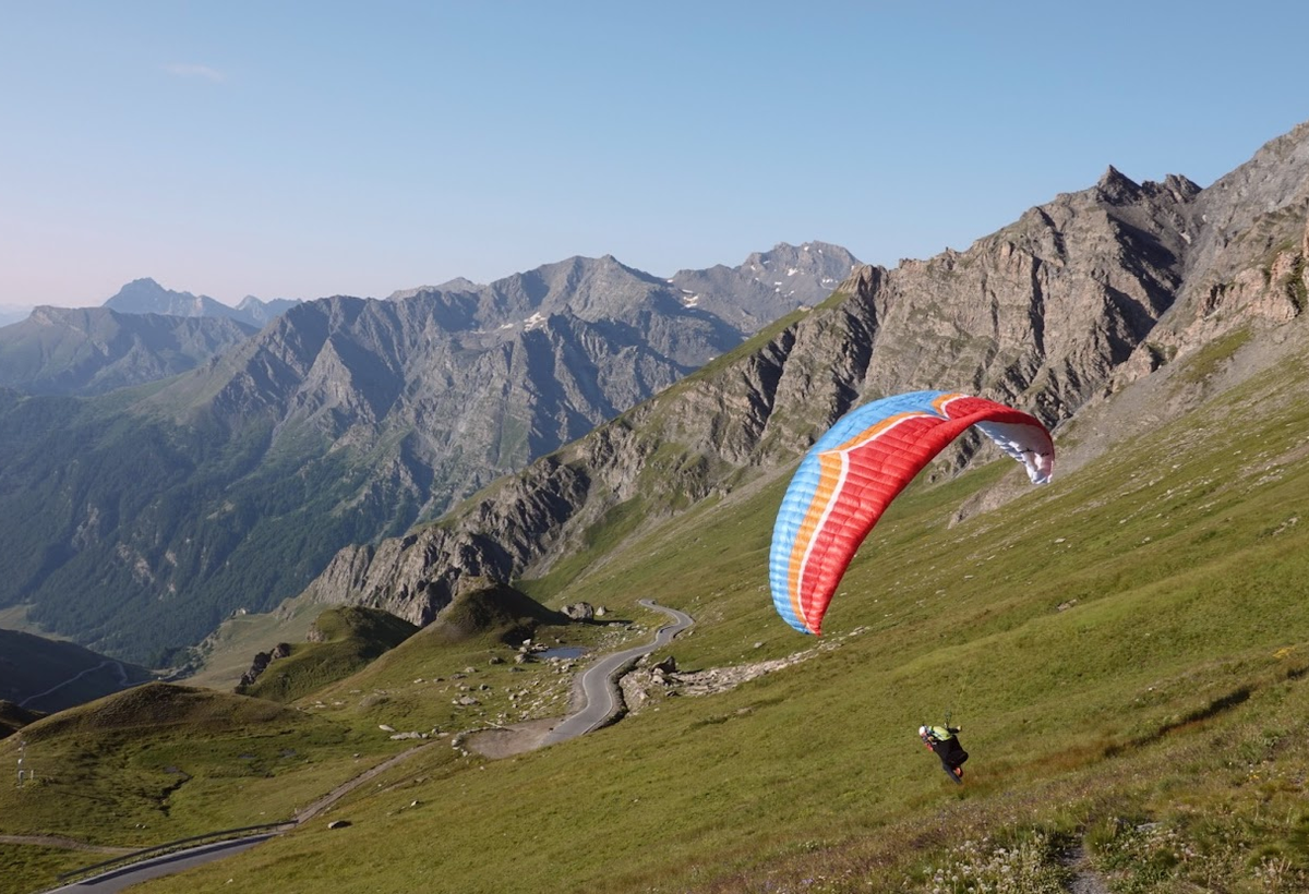 Ein Paragleiter in den Alpen | © AlpSatellites: Erika Allais