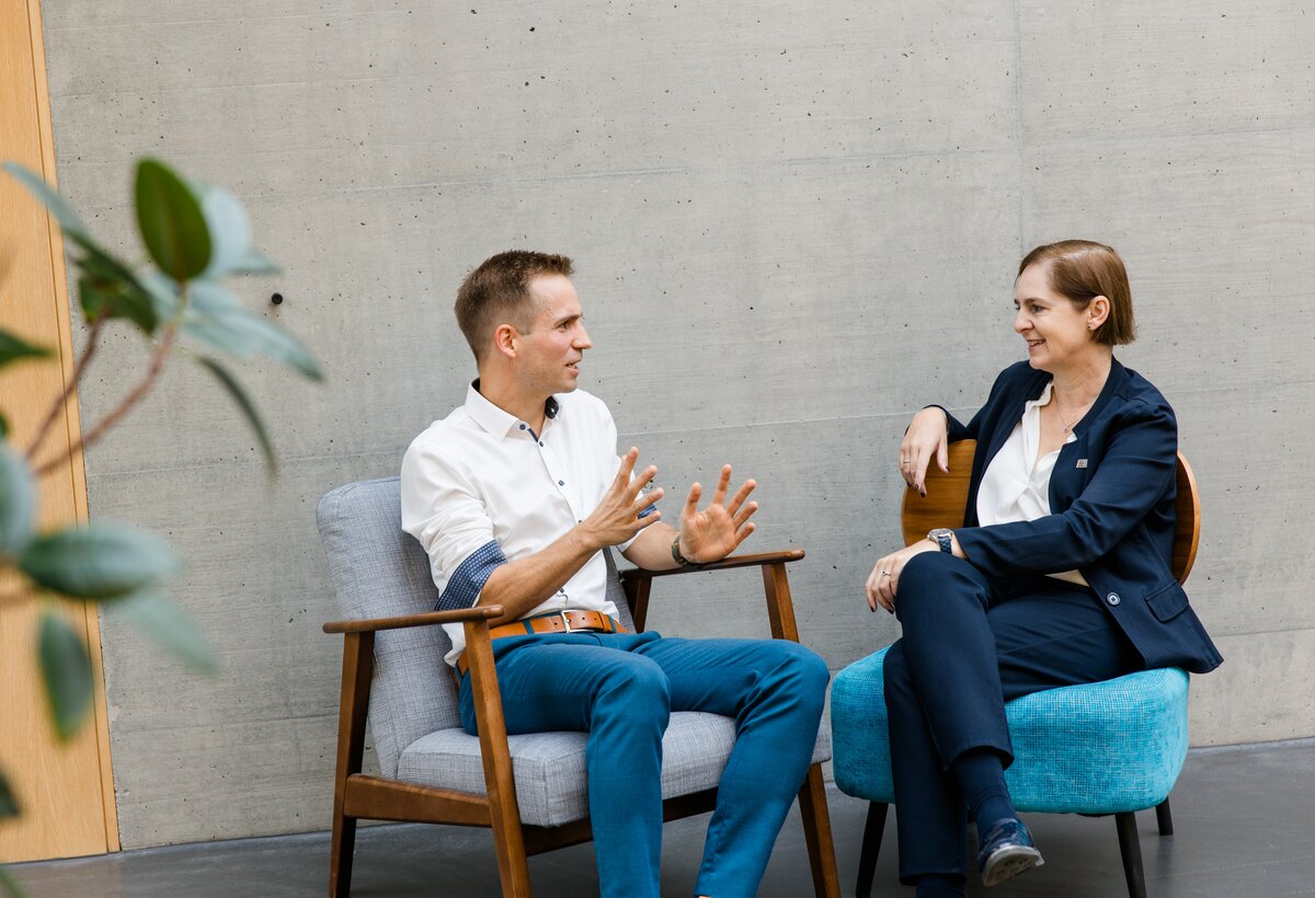 FHV-Forschungsleiter Markus Preißinger und Rektorin Regine Kadgien sitzend im Gespräch. | © FHV / Nina Bröll