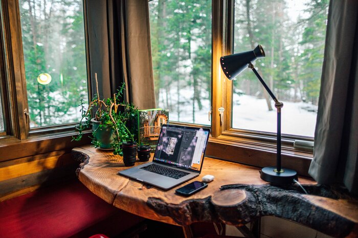 Notebook am Schreibtisch vor Fenster