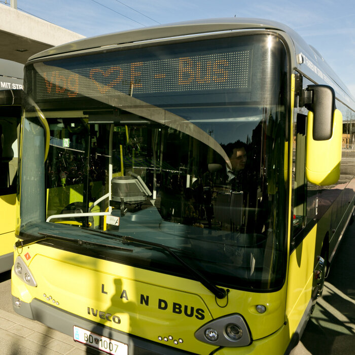 Ein gelber Landbus | © Mathis Fotografie