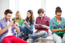 HCT-Anwendung: Lern-App Zeitzeug:innen | © FHV Jugendliche sitzen am Boden in einer Gruppe und haben das Handy in der Hand. | © FHV