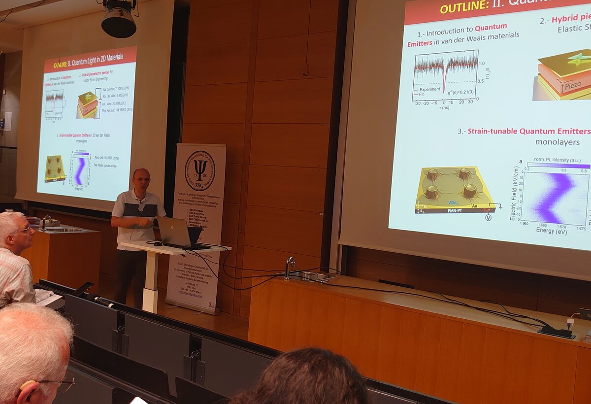 Hörsaal mit Präsentation zum Thema Nanowissenschaften | © FHV