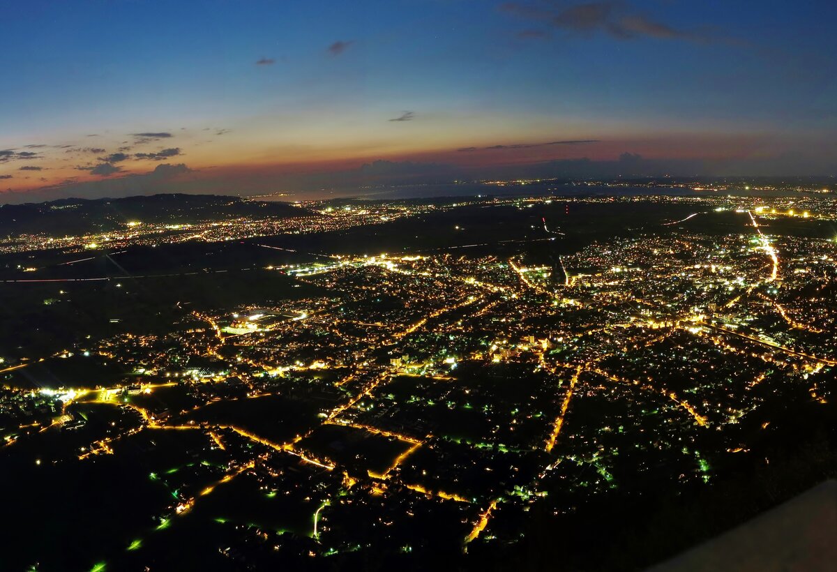 Blick vom Karren Hausberg auf Dornbirn bei Nacht | © Urtzi Berasategi