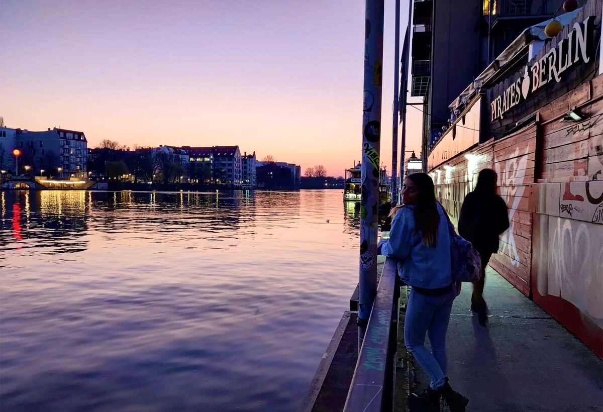 Frau am Kanal in Berlin | © Stefanie Böhler