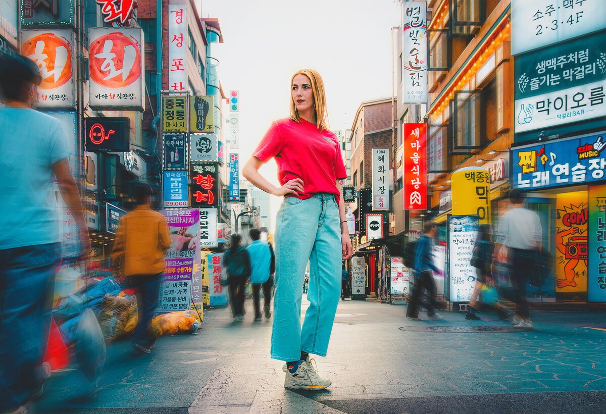 frau auf strasse in asien | © Karin Metzler