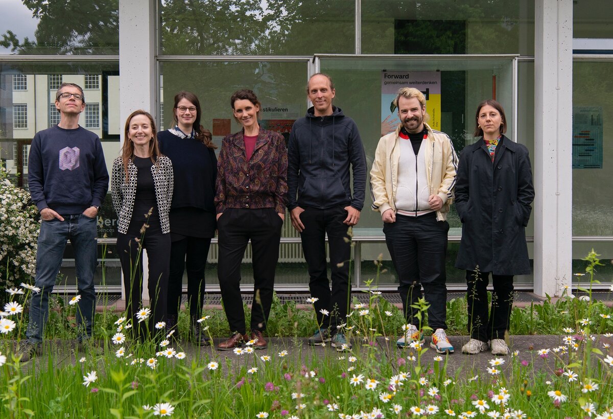 eine Gruppe von Menschen posiert für ein Foto | © FHV