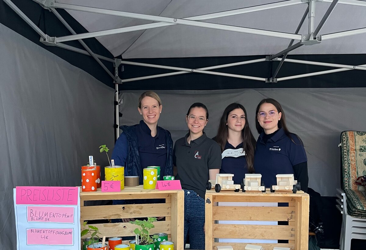 Vier Studentinnen beim Changemaker Markttag am Marktstand in Dornbinr, fröhlich, präsentieren Produkte.  | © FHV