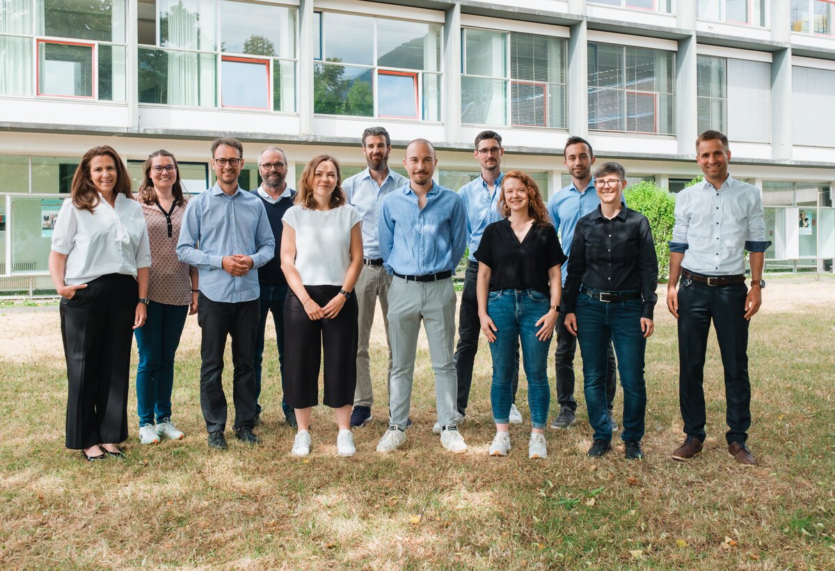 Eine Gruppe Männer und Frauen, die Sprecher:innen und Organisatoren beim Forward-Event im Juni 2023 im Garten der FHV. | © FHV Dario Fink