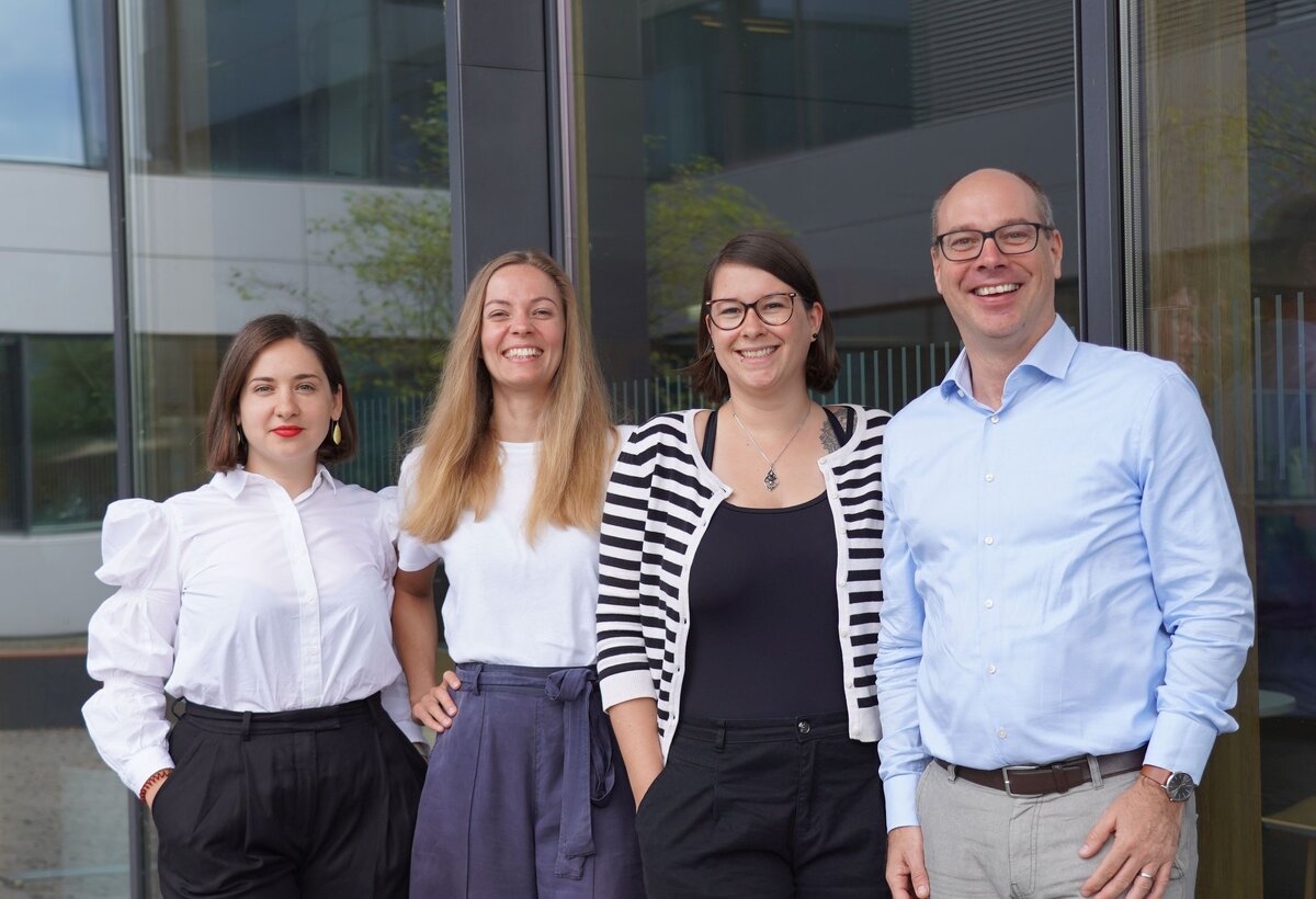 Das RUN-EU Kernteam der FHV mit dem Geschäftsführer der Hochschule, Stefan Fitz-Rankl: Marijana Milošević, Frauke Dobers und Lisa Wagner (v.l.n.r.).  | © FHV Alexandra Dittrich