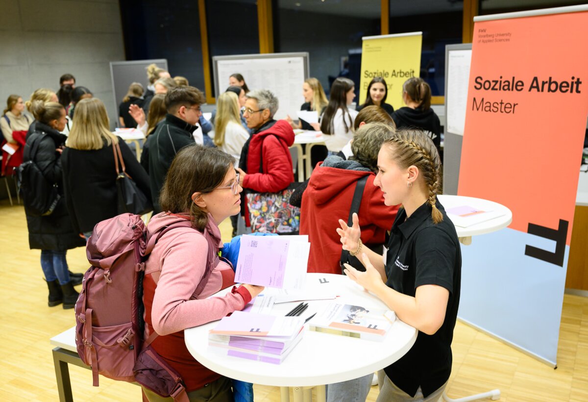 Die persönliche Beratung durch Studiengangsleiter:innen, Mitarbeitende und Studierende stand im Vordergrund | © FHV/Matthias Rhomberg