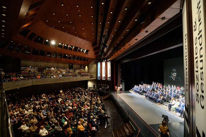 Im Kulturhaus Dornbirn erhielten 471 Absolvent:innen ihre akademischen Grade überreicht | © Matthias Rhomberg