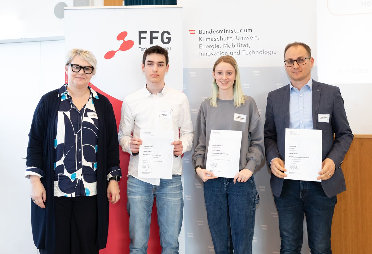 Silvia Laimgruber (FFG), Maximilian Fritsch (HTL Dornbirn), Fabrizia Schwarzmann (BORG Schoren Dornbirn) und Fadi Dohnal (FHV) bei der feierlichen Prämierung in Wien. | © © Jana Madzigon/FFG