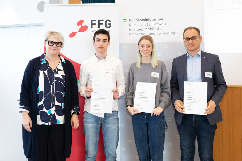 Silvia Laimgruber (FFG), Maximilian Fritsch (HTL Dornbirn), Fabrizia Schwarzmann (BORG Schoren Dornbirn) und Fadi Dohnal (FHV) bei der feierlichen Prämierung in Wien. | © © Jana Madzigon/FFG