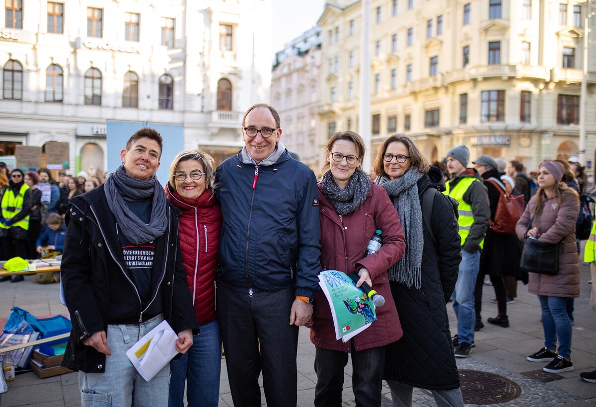 (v.l.n.r.): Julia Pollak (Geschäftsführerin OBDS Österr. Berufsverband Soziale Arbeit), FHV-Professorin Dr. Johanna Hefel, Sozialminister Johannes Rauch, Gerlinde Blemenschitz-Kramer (Geschäftsführerin OBDS) und Silvia Rosoli (AK Wien, Gesundheitsberuferecht und Pflegepolitik). | © OBDS