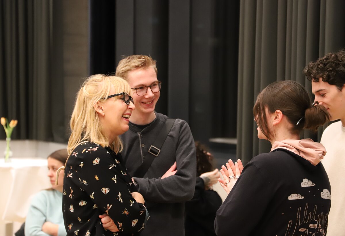 Sabine Fister-Tramschek (links), heute Studiengangsadministratorin für den Bachelor-Studiengang InterMedia, arbeitet seit 29 Jahren an der FHV. | © FHV