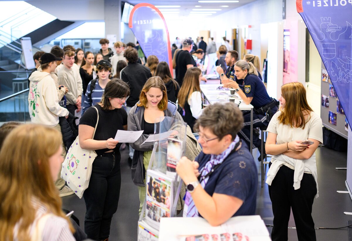 Rund 600 Besucher:innen nutzen die Möglichkeit, sich bei der Check it Out über A | © FHV & Rhomberg