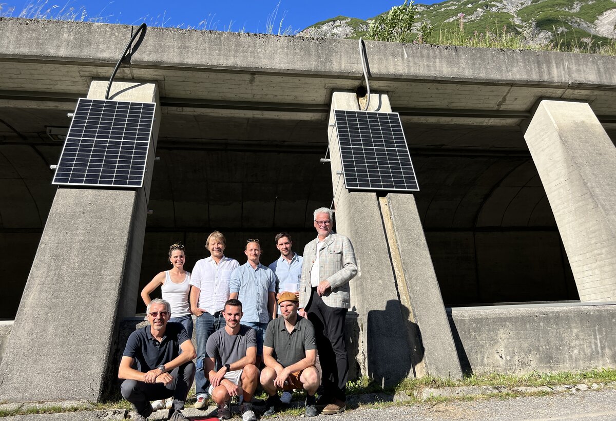 Projektteam steht vor PV-Modulen | © Gemeinde Lech