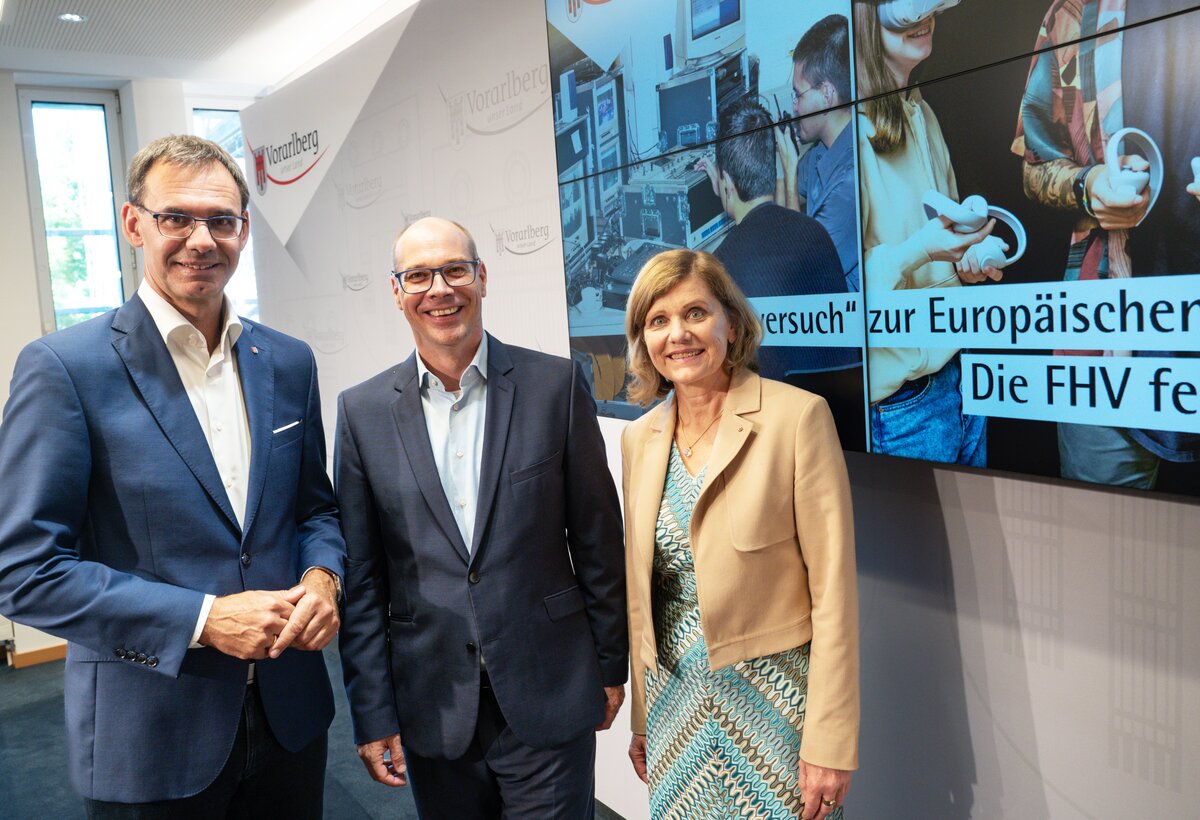 (v.l.) Landeshauptmann Markus Wallner, FHV-Geschäftsführer Stefan Fitz-Rankl und Landesstatthalterin Barbara Schöbi-Fink beim Pressefoyer im Landhaus. | © Land Vorarlberg/ A. Serra