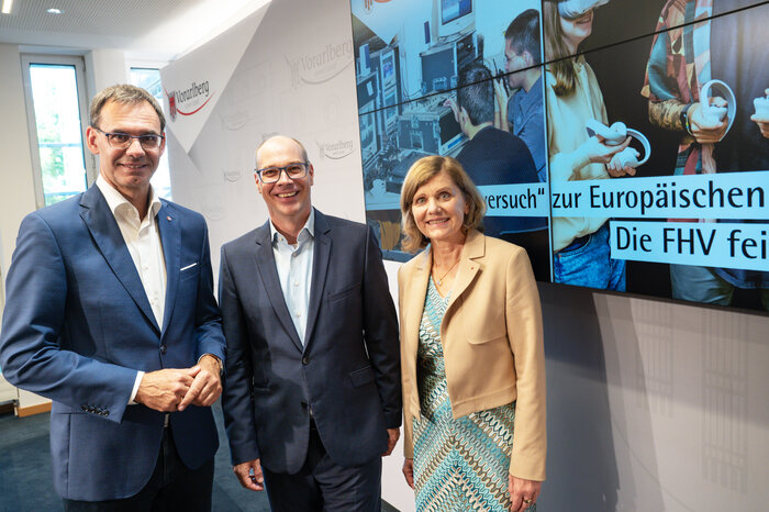 (v.l.) Landeshauptmann Markus Wallner, FHV-Geschäftsführer Stefan Fitz-Rankl und Landesstatthalterin Barbara Schöbi-Fink beim Pressefoyer im Landhaus. | © Land Vorarlberg/ A. Serra