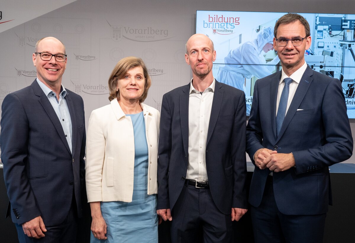 (v.l.) FHV-Geschäftsführer Stefan Fitz-Rankl, LSth. Barbara Schöbi-Fink, Landeshauptmann Markus Wallner und Peter Kepplinger, Leiter Forschungszentrum Energie FHV. | © Land Vorarlberg/A. Serra