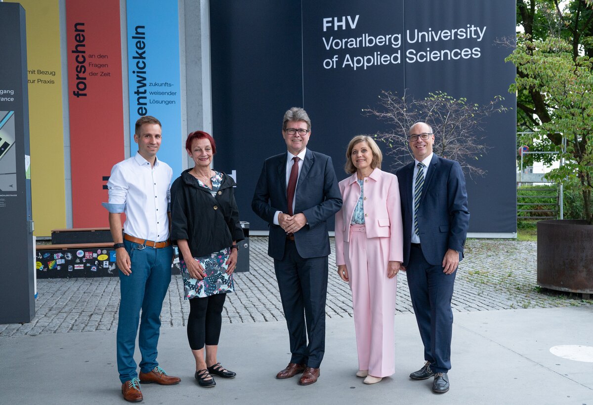 (v.l.) FHV-Forschungsleiter Markus Preißinger, FHV-Rektorin Tanja Eiselen, Bundesminister Martin Polaschek, Landesstatthalterin Barbara Schöbi-Fink und FHV-Geschäftsführer Stefan Fitz-Rankl. | © Land Vorarlberg/A. Serra