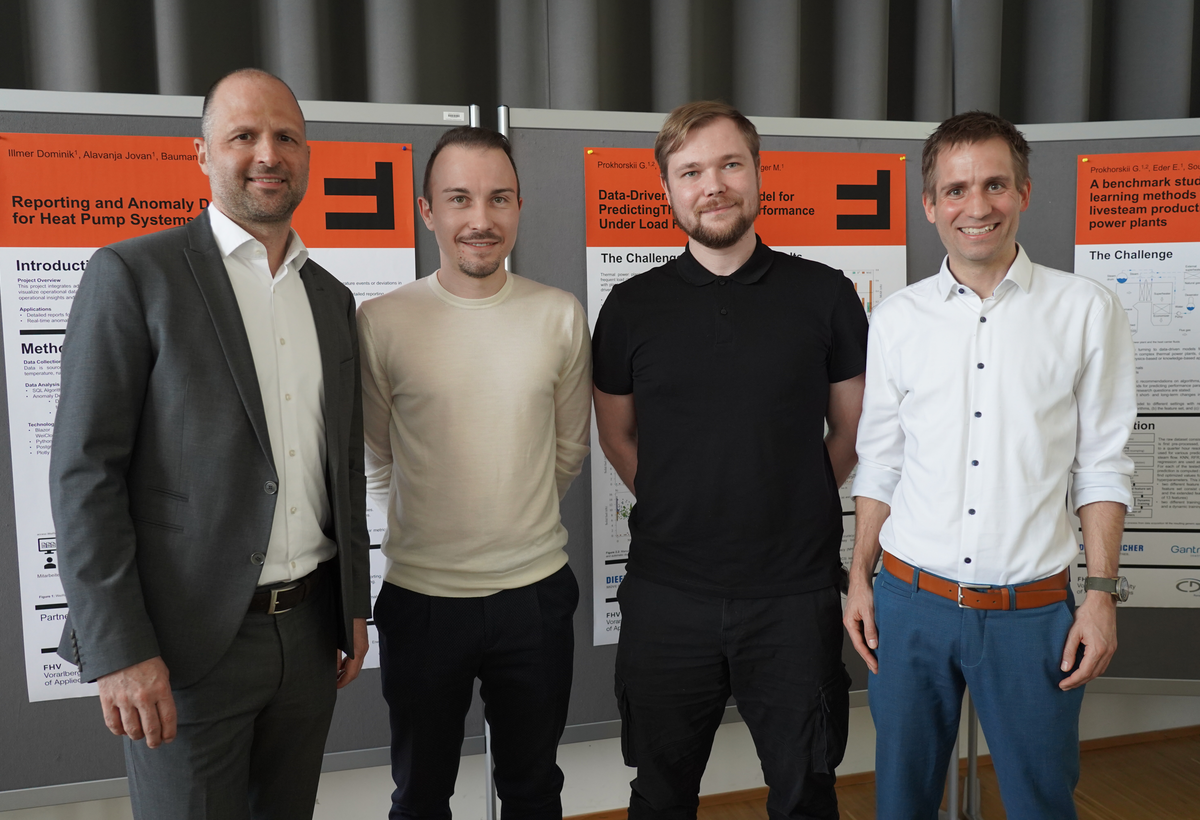 Gruppenfoto mit (v.l.) LR Marco Tittler, die Doktoranden Christian Baumann und Gleb Prokhorskii und FHV-Forschungsleiter Markus Preißinger. | © FHV