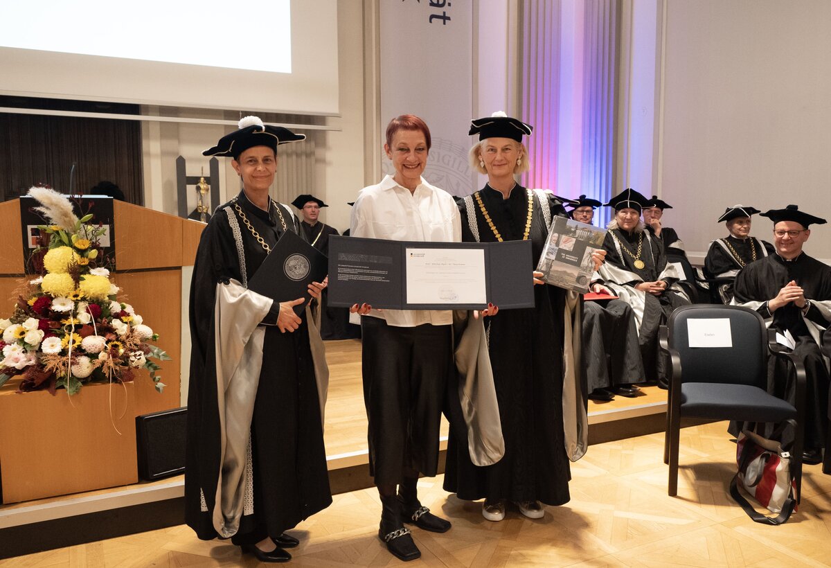 Vice Rector Irene Häntschel-Erhart (left), Honorary Citizen Tanja Eiselen and Rector Veronika Sexl (right). | © Universität Innsbruck