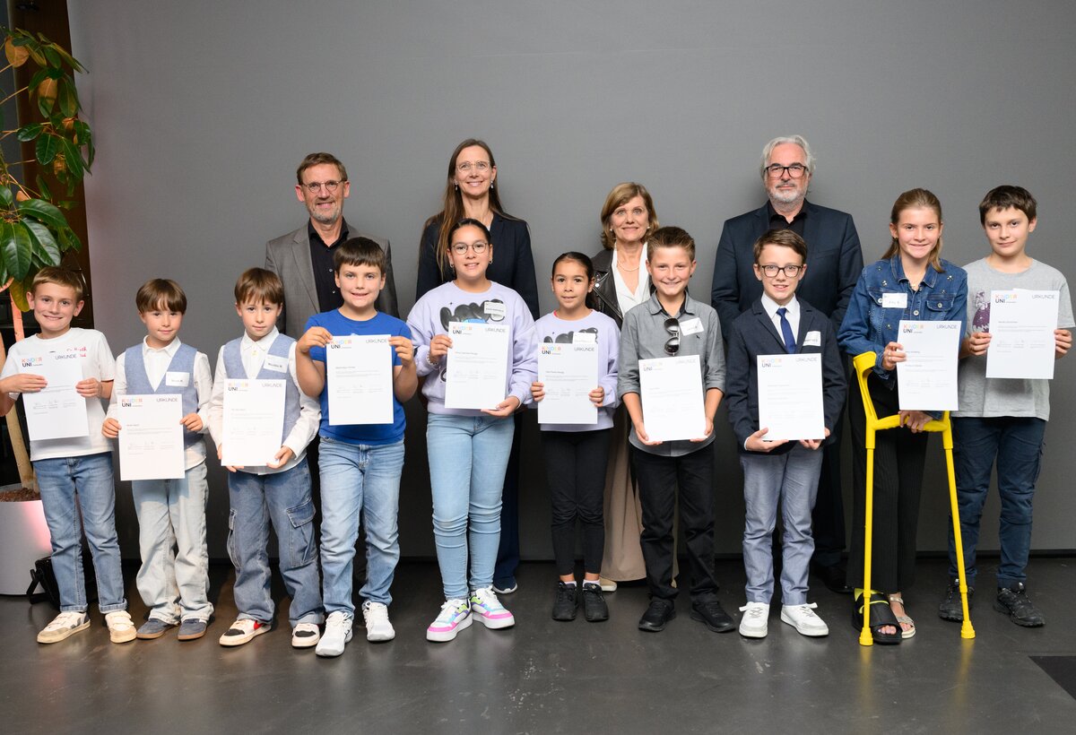 Die sichtlich stolzen Kinder mit ihren Urkunden. | © FHV & Rohmberg