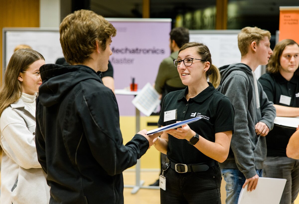 Beim FHV-Infoabend steht die persönliche Beratung im Vordergrund. | © FHV / Nina Bröll