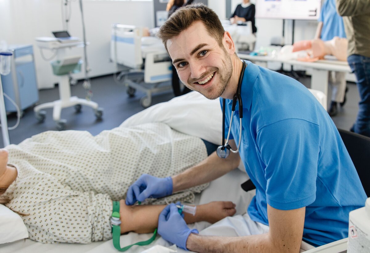 Jonas Aberer an einem Krankenbett. | © FHV / Nina Bröll