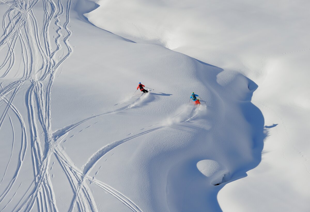 Freeride Skifahrer im Tiefschnee | © Sepp Mallaun - Vorarlberg Tourismus