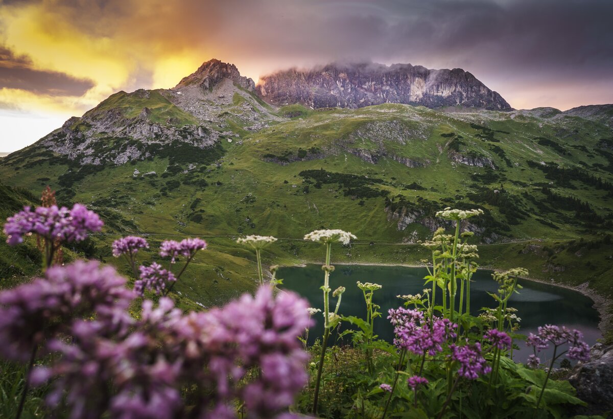 Bergsee im Vordergrund und markante Bergkulisse Rote Rand im Hingergrund | © Dietmar Denger - Vorarlberg Tourismus