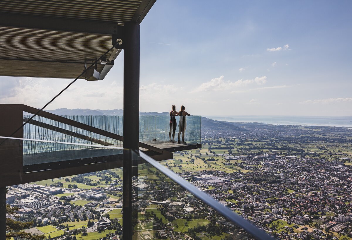 Zwei Wanderinnen stehen auf der Aussichtsplattform bei der Bergstation der Karrenseilbahn in Dornbirn | © buero-magma.at - Bodensee-Vorarlberg Tourismus