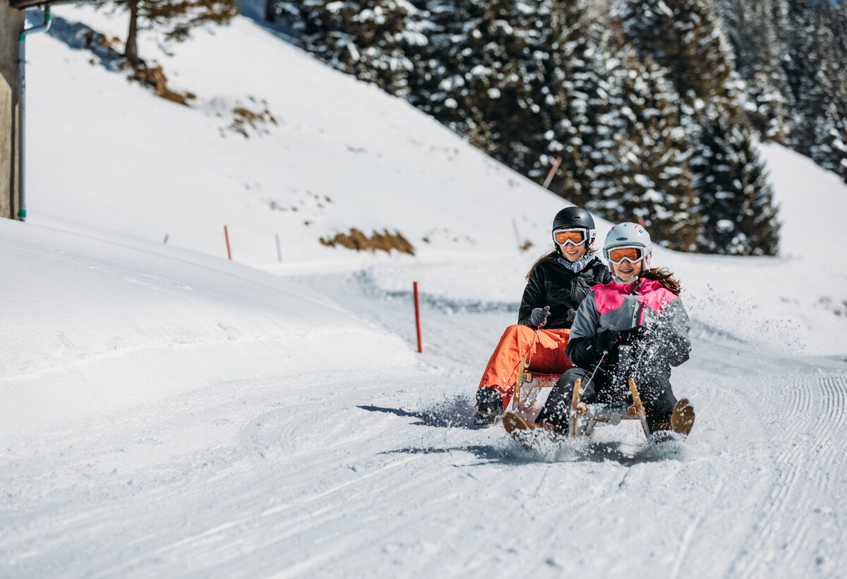 Zwei Frauen bei der Schlittenfahrt  | © Patrick Dopfer - Vorarlberg Tourismus