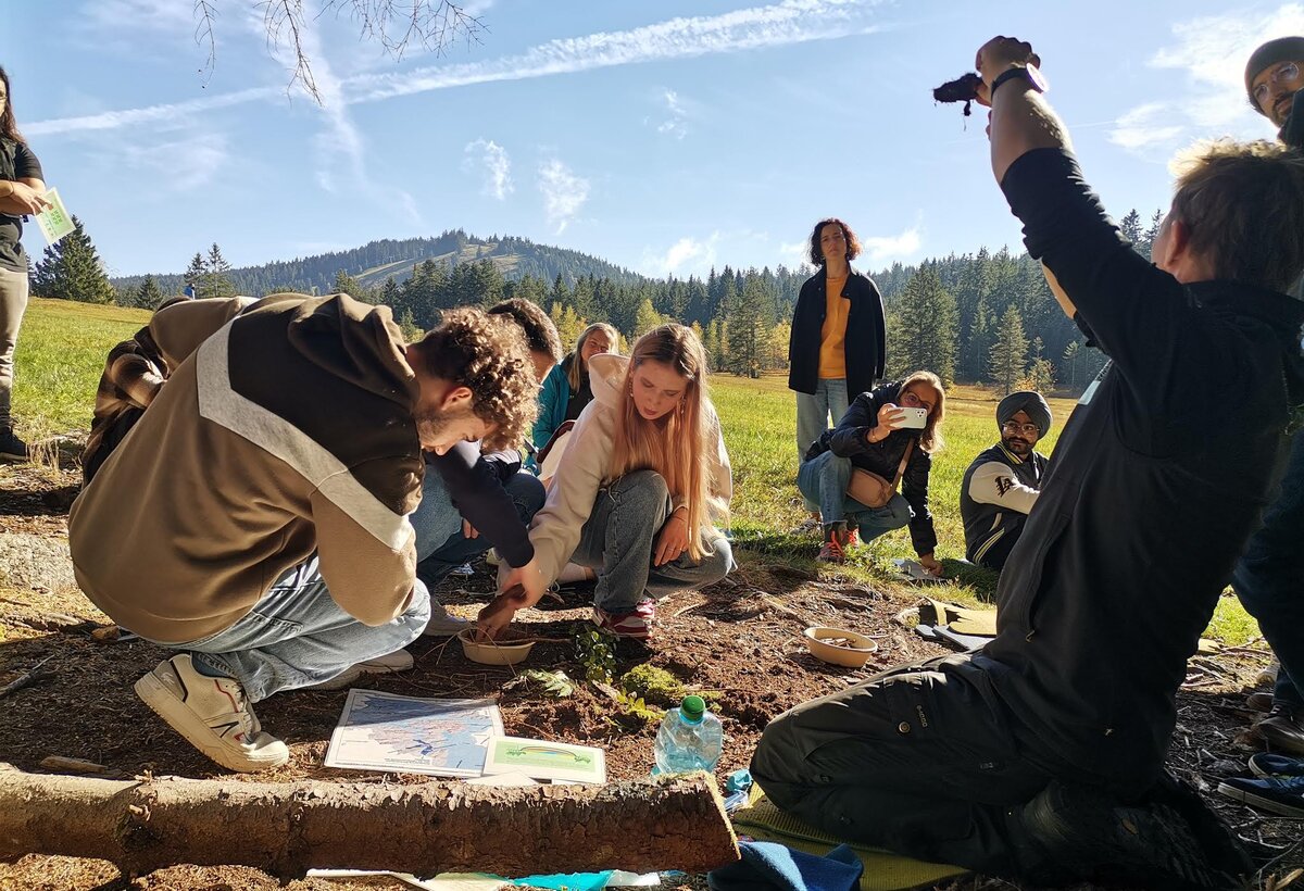 Gruppe Intermedia Studierender im Freien beim Arbeiten | © ©fachbereich-gestaltung-fhv