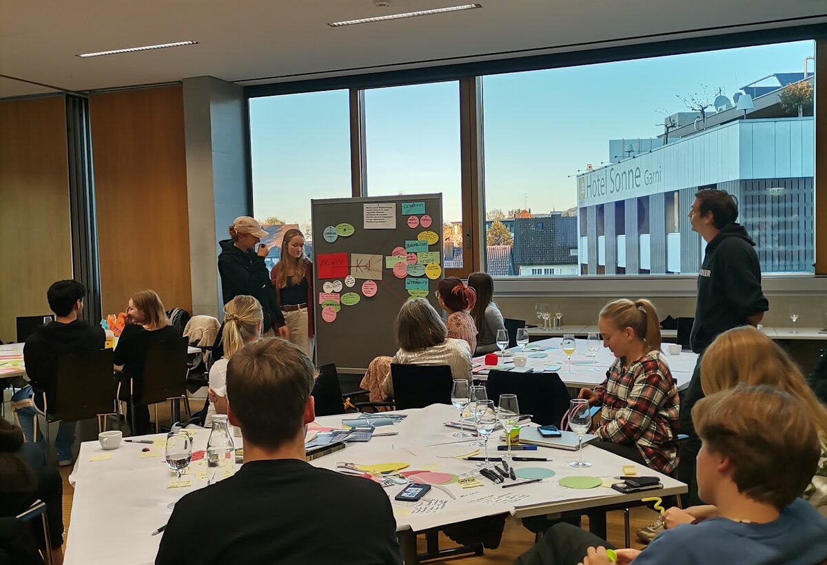 Gruppe Studierender hören eine Präsentation im Klassenraum | © fachbereich-gestaltung-fhv