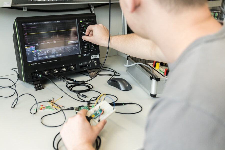 Beim Experimentieren im Studium für Technik  | © Patricia Keckeis, Zeughaus Design